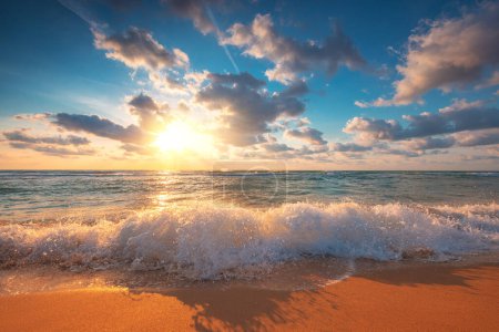 Lever de soleil sur les vagues de la mer tropicale et le sable