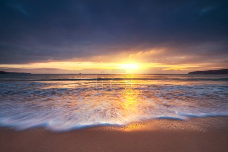Téléchargez les photos : Beau paysage nuageux sur la mer, coup de soleil levant - en image libre de droit