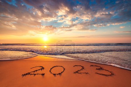Téléchargez les photos : Bonne année 2023 lever de soleil océan sur le concept de sable de plage - en image libre de droit