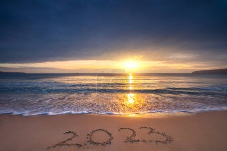 Téléchargez les photos : Bonne année 2023 lever de soleil sur la plage concept de rivage - en image libre de droit