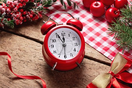 Téléchargez les photos : Réveil de Noël comptant minutes jusqu'à minuit sur fond de vacances. Concept de Noël et Nouvel An à venir, ventes de vacances. Espace pour le texte, bannière - en image libre de droit