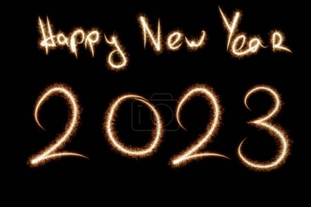 Foto de 2023 escrito con fuegos artificiales Sparkle sobre fondo negro, feliz año nuevo concepto. - Imagen libre de derechos