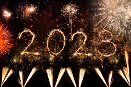 Téléchargez les photos : 2023 heureuse nouvelle bannière de feu d'artifice année. Étincelles, feux d'artifice et scintillements sur le ciel nocturne noir comme fond de vacances - en image libre de droit