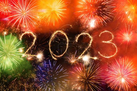 Foto de 2023 feliz año nuevo bandera de fuegos artificiales. Chispas, fuegos artificiales y chispas en el cielo negro nocturno como fondo de vacaciones - Imagen libre de derechos
