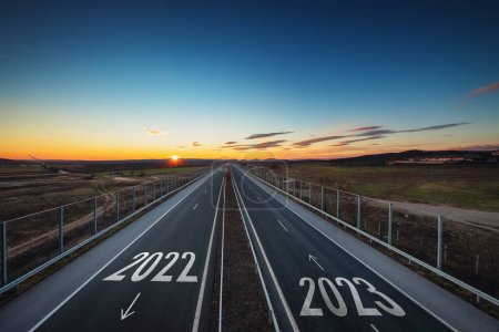 Fahren auf offener Autobahn bei schönem Sonnenschein bis Neujahr 2023, Luftbild, Transport, Logistik, Reise- und Lifestylekonzept. 