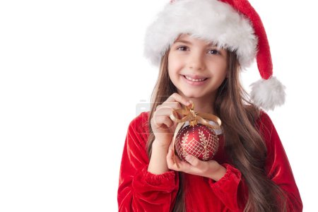 Foto de Mujer sonriente con bola brillante árbol de Navidad, niña posando en vestido rojo de Santa Claus sobre fondo blanco - Imagen libre de derechos