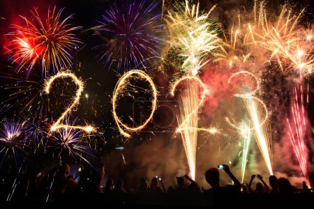 Foto de 2023 Feliz año nuevo, fiestas y fuegos artificiales de medianoche en el cielo. Luces de centelleo e iluminación sobre fondo negro. - Imagen libre de derechos