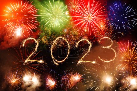 Foto de 2023 Feliz Año Nuevo escrito con fuegos artificiales de chispa en el cielo negro noche. Fondo de fuegos artificiales. - Imagen libre de derechos