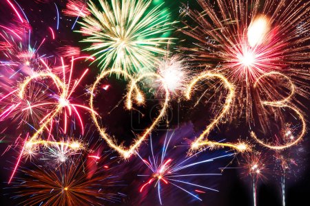 Foto de 2023 Feliz Año Nuevo escrito con fuegos artificiales de chispa en el cielo negro noche. Fondo de fuegos artificiales. - Imagen libre de derechos