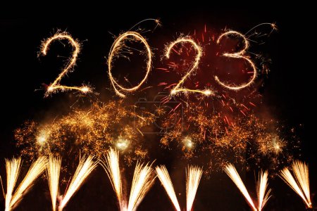 Foto de 2023 Feliz Año Nuevo escrito con fuegos artificiales Sparkler sobre fondo negro - Imagen libre de derechos