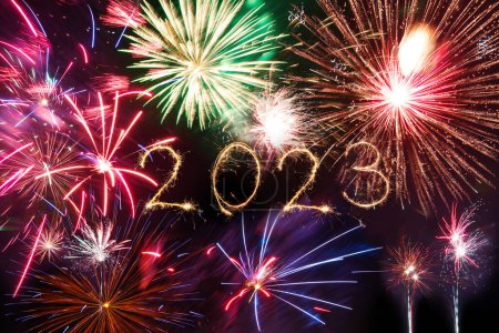 Téléchargez les photos : Bonne année 2023 texte de Sparkler feux d'artifice illumination sur fond noir - en image libre de droit