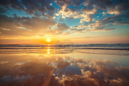 Téléchargez les photos : Beau lever de soleil sur le sable exotique de la mer tropicale et la plage - en image libre de droit