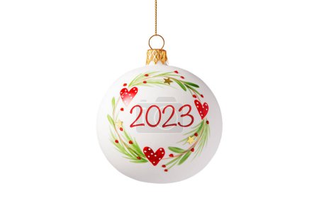 Foto de 2023 Feliz año nuevo. Árbol de Navidad decorado bola aislada sobre fondo blanco. - Imagen libre de derechos