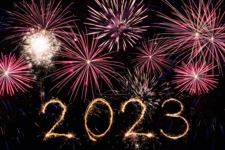 Foto de 2023 feliz año nuevo escrito con fuegos artificiales brillantes iluminación como fondo - Imagen libre de derechos