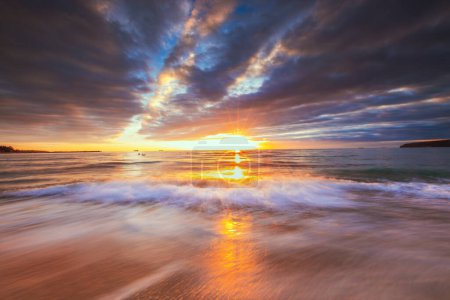 Téléchargez les photos : Beautiful cloudscape over the sea beach and ocean shore, sunrise shot - en image libre de droit