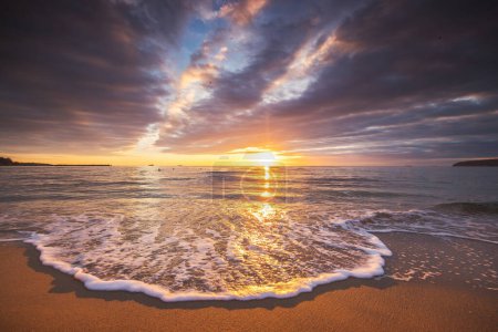 Foto de Beautiful cloudscape over the sea shore and beach, ocean sunrise - Imagen libre de derechos