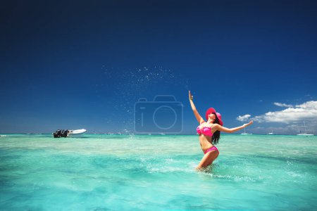 Foto de Mujer joven despreocupada relajándose en la playa tropical en República Dominicana - Imagen libre de derechos