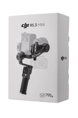 Téléchargez les photos : Varna, Bulgaria - February 17, 2023: Camera stabilizer gimble DJI Ronin 3 mini is Three-Axis Motorized Gimbal Stabilizer for DSLR or Mirrorless Cameras manufactured by DJI company, isolated on white background - en image libre de droit
