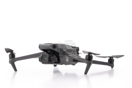 Téléchargez les photos : Varna, Bulgaria - February 17, 2023: A new modern DJI Mavic 3 CLASSIC drone and remote controller. Quadcopter drone aircraft with digital camera for aerial pictures and video, isolated on white background - en image libre de droit