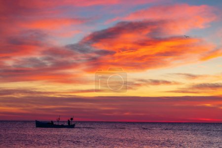 Téléchargez les photos : Bateau et lever du soleil, beau paysage nuageux - en image libre de droit