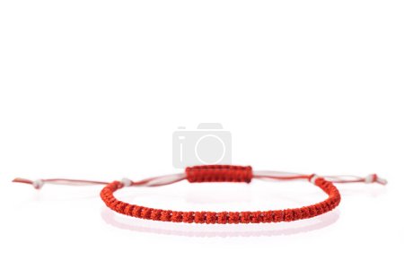 Téléchargez les photos : Martenitsa, martenitza,martisor for 1 March Baba Marta isolated. Traditional accessory for holiday of early spring in Bulgaria, Romania, Moldova. Red and White yarn strings - en image libre de droit