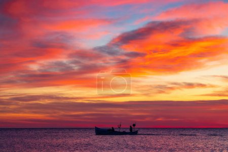 Téléchargez les photos : Bateau et lever du soleil, beau paysage nuageux - en image libre de droit