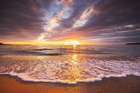 Téléchargez les photos : Beau paysage nuageux sur la mer, coup de soleil levant - en image libre de droit