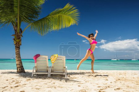 Téléchargez les photos : Jeune femme insouciante se relaxant sur la plage tropicale. Île de Saona, Playa Punta Cana, Dominicaine, République Dominicaine - en image libre de droit
