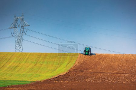 Foto de Agricultor en tractor preparando tierra con cultivador de semillero - Imagen libre de derechos