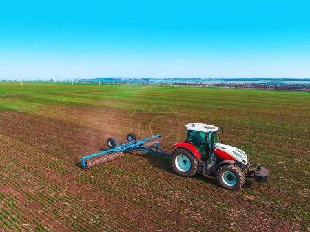 Foto de Tractor en el campo agrícola. Vista aérea del tractor de agronomía rodante de suelo. - Imagen libre de derechos