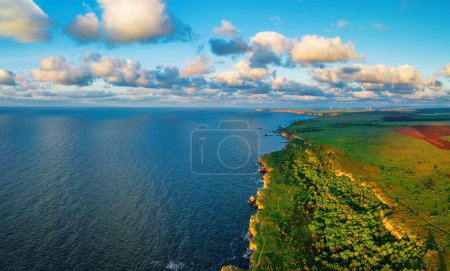 Téléchargez les photos : Paysage du lever du soleil à la falaise de Yailata, réserve archéologique nationale de la côte de la mer Noire en Bulgarie - en image libre de droit