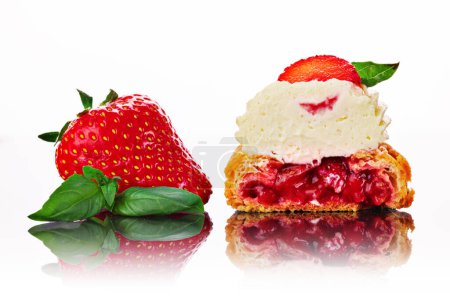 Téléchargez les photos : Éclair française pâturée au chocolat et crème de fraise fruitée ou profiteroles italiennes sucrées et fraises fraîches juteuses, nourriture sur fond blanc - en image libre de droit