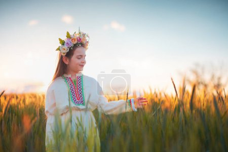 Téléchargez les photos : Champ de blé et femme bulgare en costume folklorique ethnique traditionnel - en image libre de droit