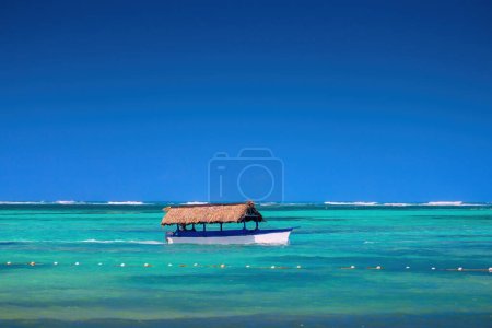 Téléchargez les photos : Bateau de vitesse surfant sur l'eau claire de la mer des Caraïbes, vacances tropicales d'été - en image libre de droit