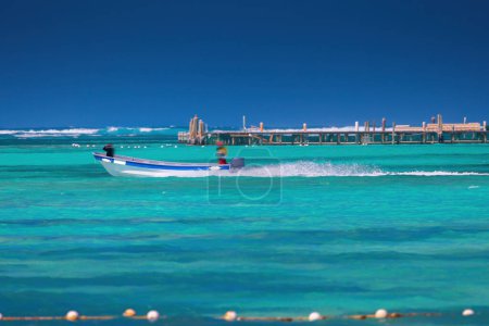 Téléchargez les photos : Bateau de vitesse surfant sur l'eau claire de la mer des Caraïbes, vacances tropicales d'été - en image libre de droit
