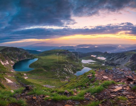 Téléchargez les photos : Vue panoramique aérienne de sept lacs Rila et cascades dans la nature de la chaîne de montagnes, randonnée, trekking et tourisme en Bulgarie - en image libre de droit