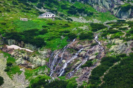 Téléchargez les photos : Vue panoramique aérienne des sept lacs de Rila et cascade dans la nature de la chaîne de montagnes, randonnée, trekking et tourisme en Bulgarie - en image libre de droit