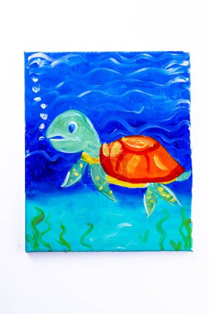 Téléchargez les photos : Bébé tortue sous l'eau dans une mer profonde avec des rayons de soleil dans la peinture à l'huile dessin sur toile - en image libre de droit