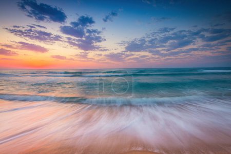 Téléchargez les photos : Couleur océan tropical lever de soleil avec paysage nuageux pittoresque sur les vagues de la mer et le rivage de la plage - en image libre de droit