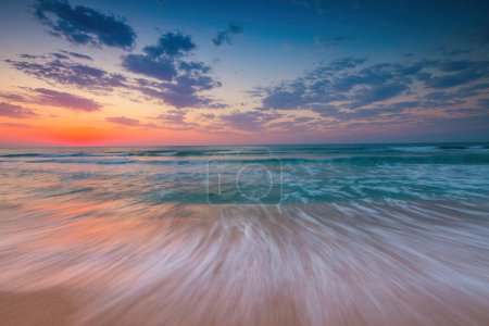 Téléchargez les photos : Beau paysage nuageux sur les vagues de l'océan et la plage, lever de soleil sur l'horizon marin - en image libre de droit