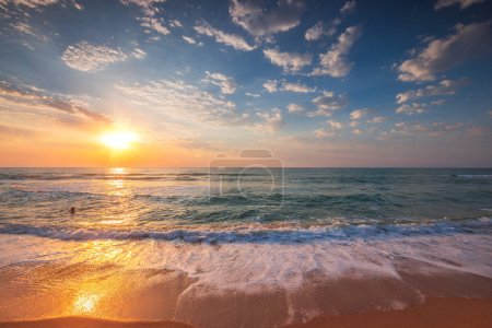 Téléchargez les photos : Beau lever de soleil tropical sur l'horizon de la mer et la plage - en image libre de droit