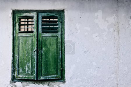 Téléchargez les photos : Vintage fenêtre cassée sur le mur de texture ancienne de maison grunge ruinée - en image libre de droit
