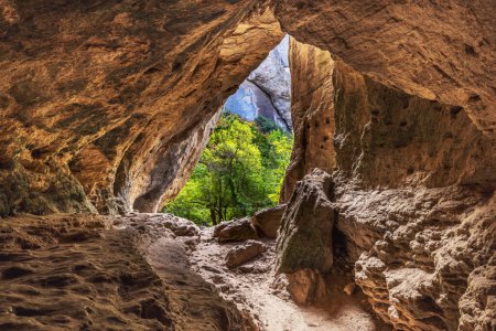 Téléchargez les photos : Rochers et grotte à Madara, Bulgarie près de Madara cavalier, Madarski Konnik, nature bulgare. - en image libre de droit