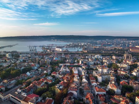 Foto de Vista aérea sobre el centro de Varna, Bulgaria. Paisaje urbano - Imagen libre de derechos