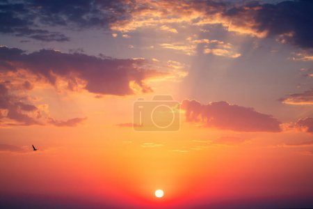 Téléchargez les photos : Paysage nuageux et ciel orange dramatique, coucher de soleil - en image libre de droit