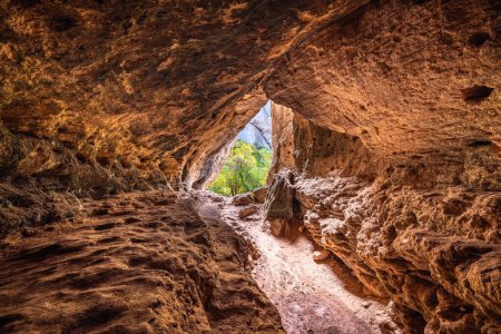 Téléchargez les photos : Rochers et grotte à Madara, Bulgarie près de Madara cavalier, Madarski Konnik, nature bulgare. - en image libre de droit