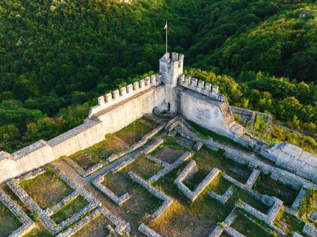 Téléchargez les photos : Forteresse de Shumen Ancien fort archéologique de la vieille ville Shoumen, Bulgarie, panorama paysage bulgare point de repère - en image libre de droit