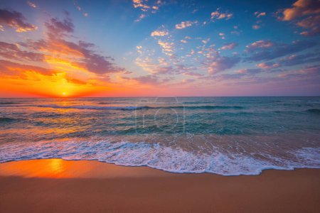 Téléchargez les photos : Beau lever de soleil sur la mer vague et plage tropicale rivage, horizon océan - en image libre de droit