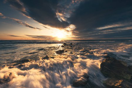 Téléchargez les photos : Vagues dorées et lever de soleil mer - en image libre de droit