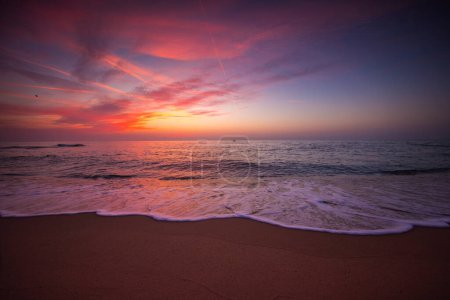 Foto de Salida del sol en la playa sobre el mar tropical - Imagen libre de derechos